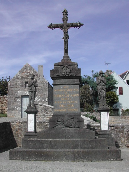 Monument aux morts de Cléden-Cap-Sizun, avec deux poilus encadrant un calvaire