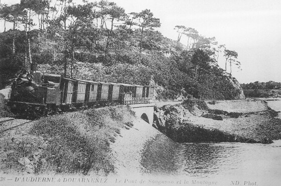 Carte postale ancienne du petit train Audierne–Douarnenez sur son viaduc