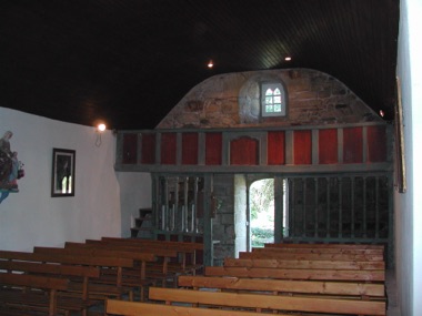 La clôture à claire-voie et la tribune de la chapelle de Langroas, vues depuis la nef