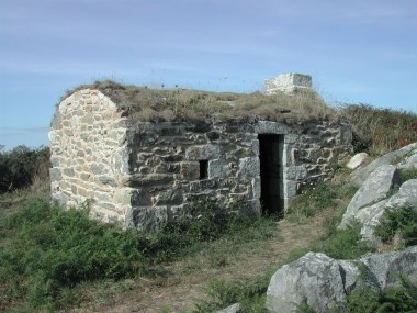 Le four à pain de Keriolet, en pierre coiffé de mottes de terre