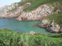 l'eau turquoise de la plage de Louedec en été