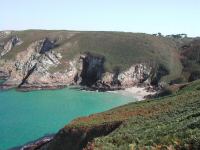 l'eau turquoise de la plage de Louedec en été